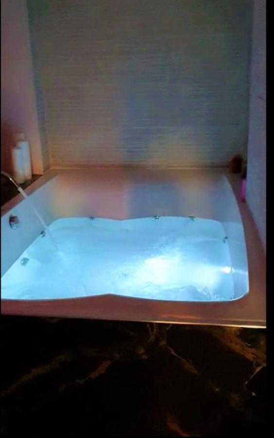 Romantic Jacuzzi Apartment Athen Eksteriør bilde