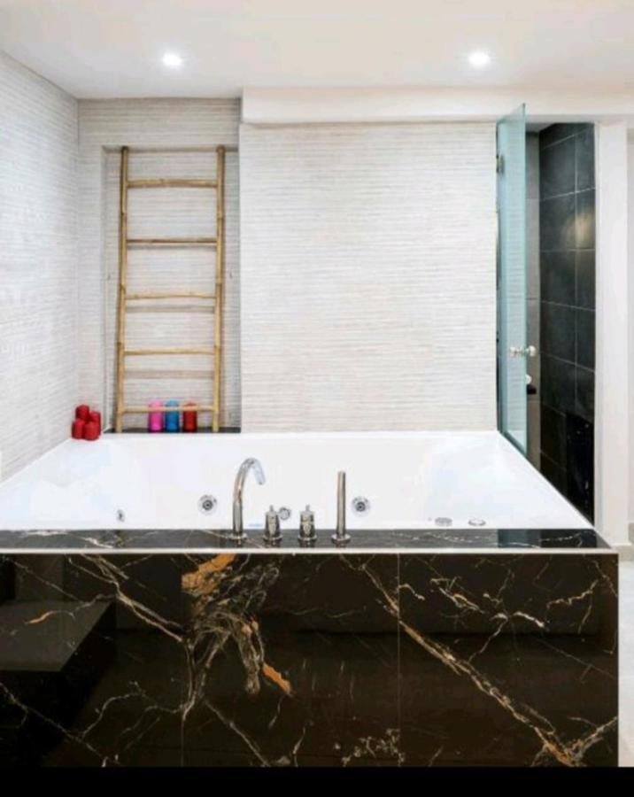 Romantic Jacuzzi Apartment Athen Eksteriør bilde